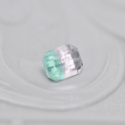 バイカラートルマリン 0.35ct  エメラルドカット 4.3mm×3.5mm×2.8mm【MJ3019】