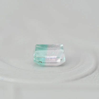 バイカラートルマリン 0.35ct  エメラルドカット 4.3mm×3.5mm×2.8mm【MJ3019】