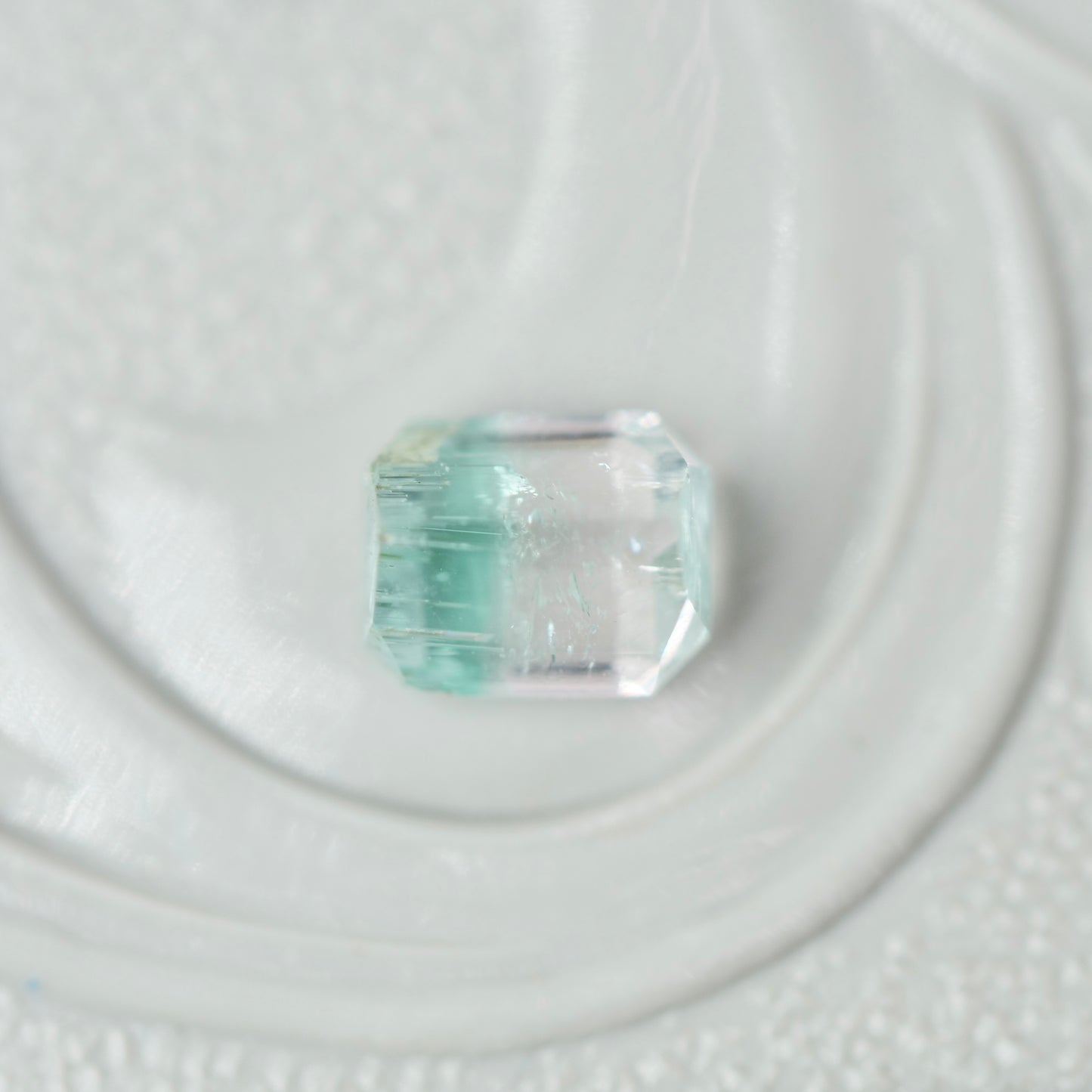 バイカラートルマリン 0.35ct  エメラルドカット 4.3mm×3.5mm×2.8mm【MJ3019】