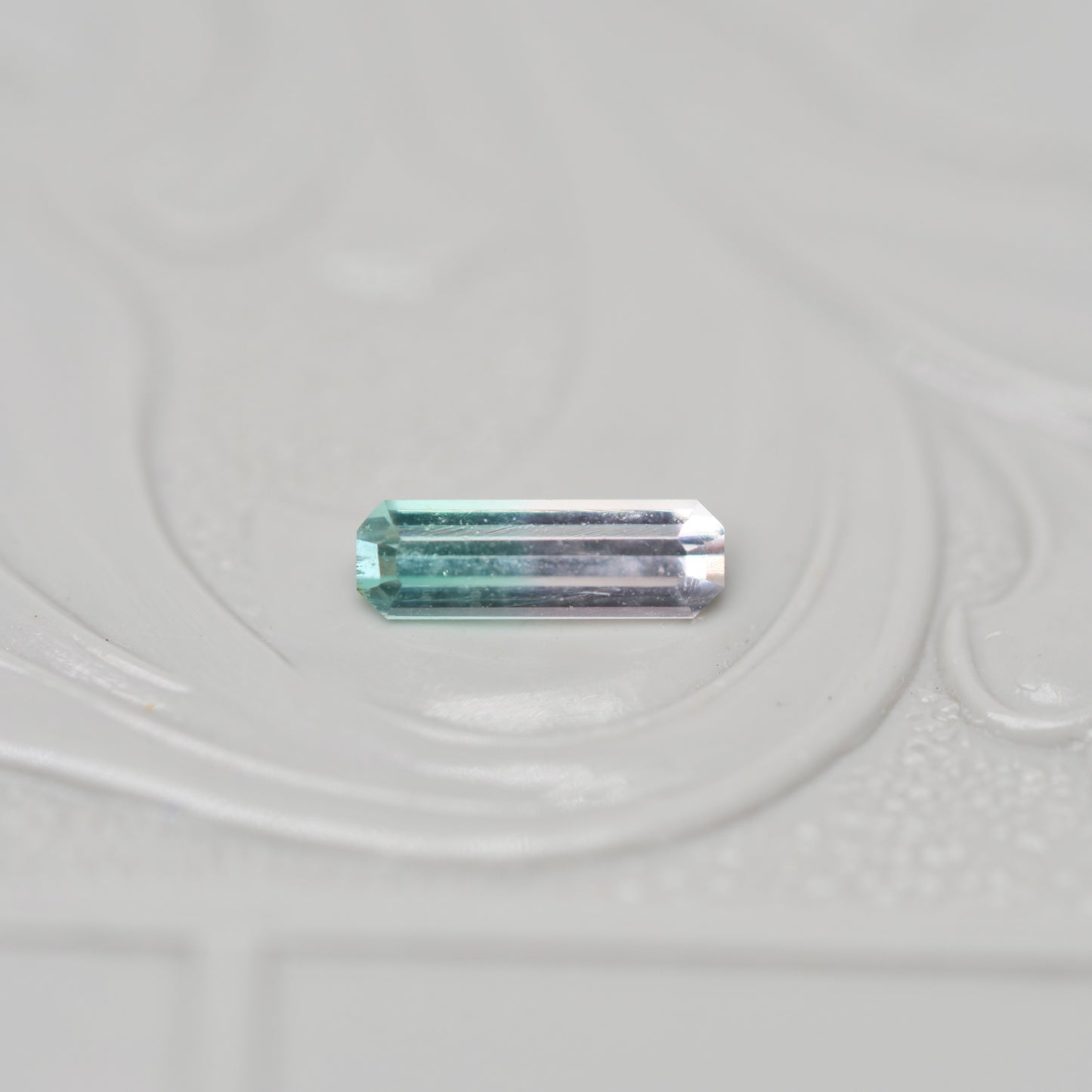 バイカラートルマリン 0.20ct  エメラルドカット 6.4mm×2.0mm×1.7mm【MJ3020】
