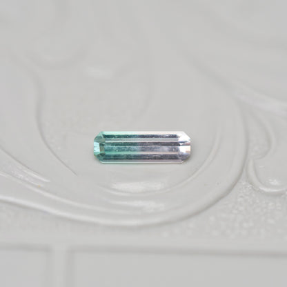 バイカラートルマリン 0.20ct  エメラルドカット 6.4mm×2.0mm×1.7mm【MJ3020】