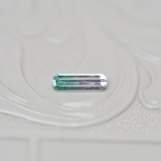 バイカラートルマリン 0.20ct  エメラルドカット 6.4mm×2.0mm×1.7mm【MJ3020】