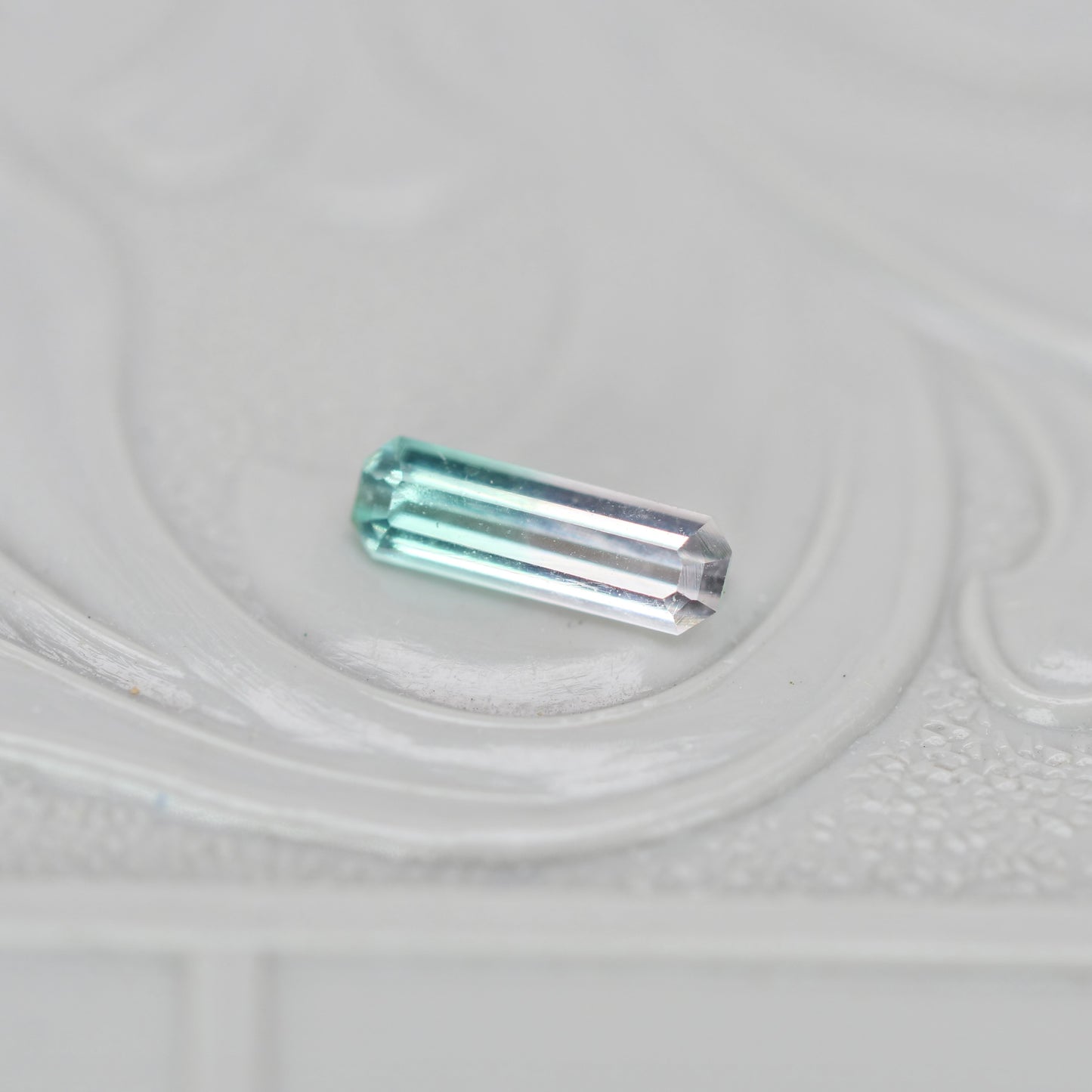 バイカラートルマリン 0.20ct  エメラルドカット 6.4mm×2.0mm×1.7mm【MJ3020】