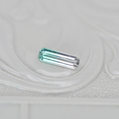 バイカラートルマリン 0.20ct  エメラルドカット 6.4mm×2.0mm×1.7mm【MJ3020】