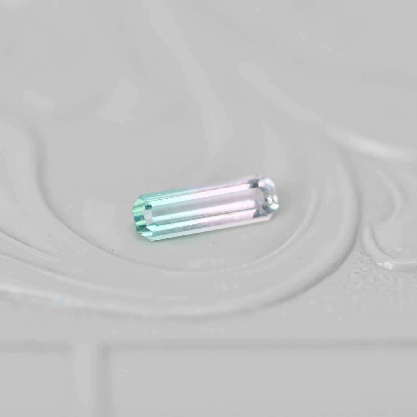 バイカラートルマリン 0.20ct  エメラルドカット 6.4mm×2.0mm×1.7mm【MJ3020】