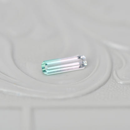 バイカラートルマリン 0.20ct  エメラルドカット 6.4mm×2.0mm×1.7mm【MJ3020】