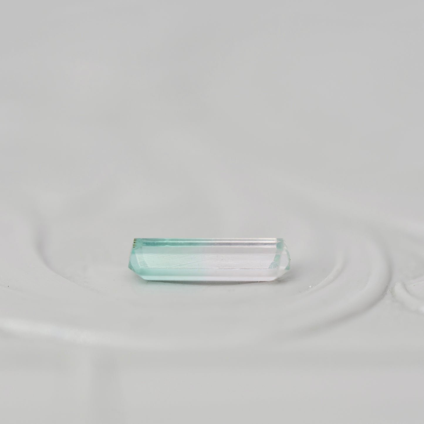 バイカラートルマリン 0.20ct  エメラルドカット 6.4mm×2.0mm×1.7mm【MJ3020】