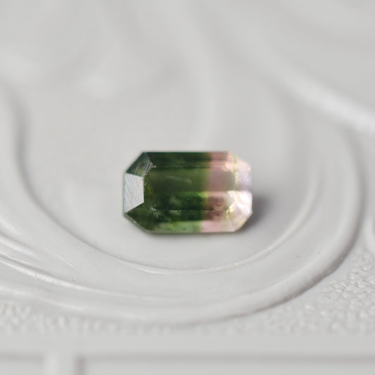 バイカラートルマリン 0.35ct  エメラルドカット 5.1mm×3.3mm×2.4mm【MJ3021】