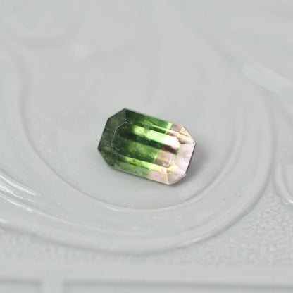バイカラートルマリン 0.35ct  エメラルドカット 5.1mm×3.3mm×2.4mm【MJ3021】