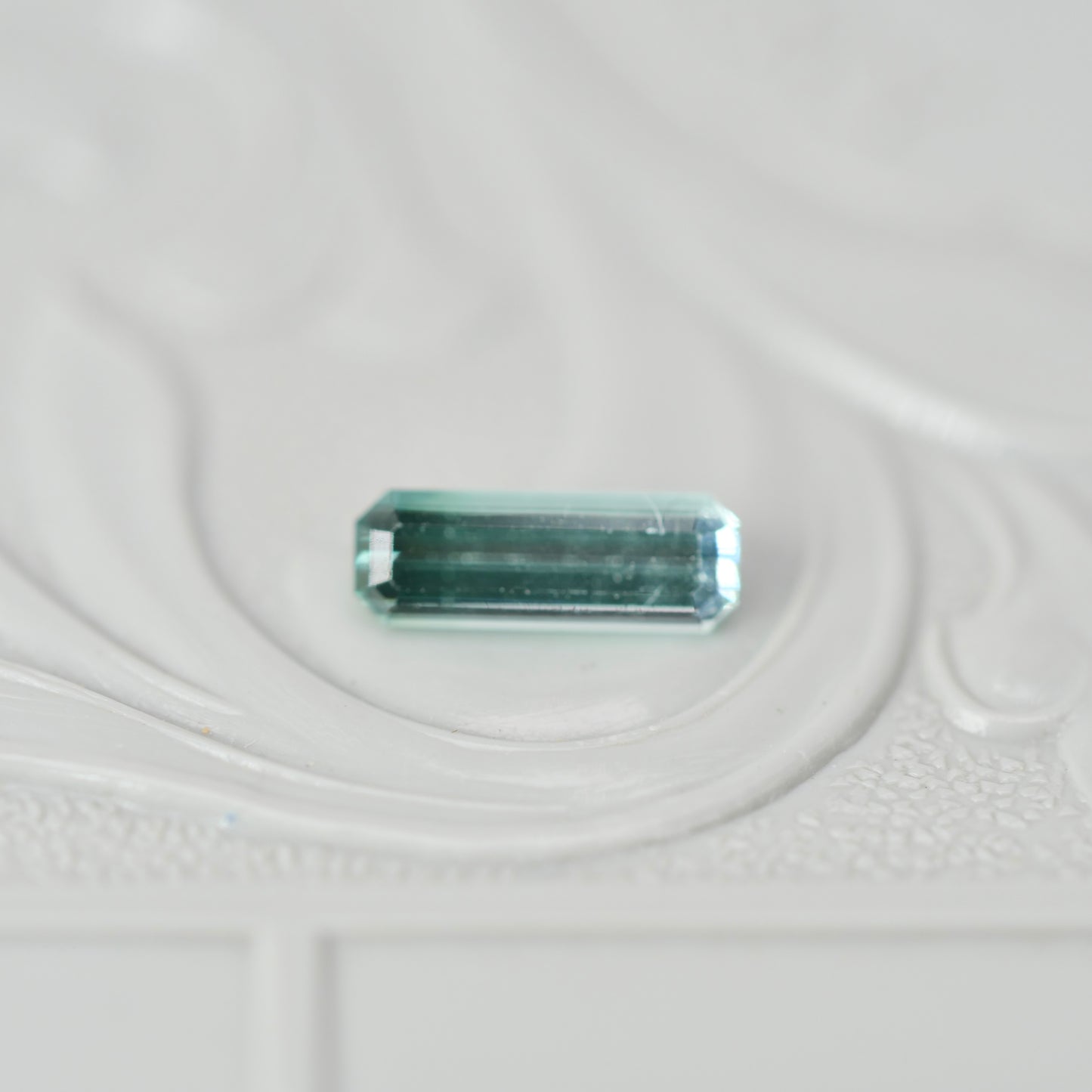 バイカラートルマリン 0.38ct  エメラルドカット 7.3mm×2.6mm×2.1mm【MJ3022】