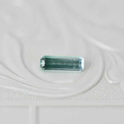 バイカラートルマリン 0.38ct  エメラルドカット 7.3mm×2.6mm×2.1mm【MJ3022】