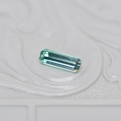バイカラートルマリン 0.38ct  エメラルドカット 7.3mm×2.6mm×2.1mm【MJ3022】