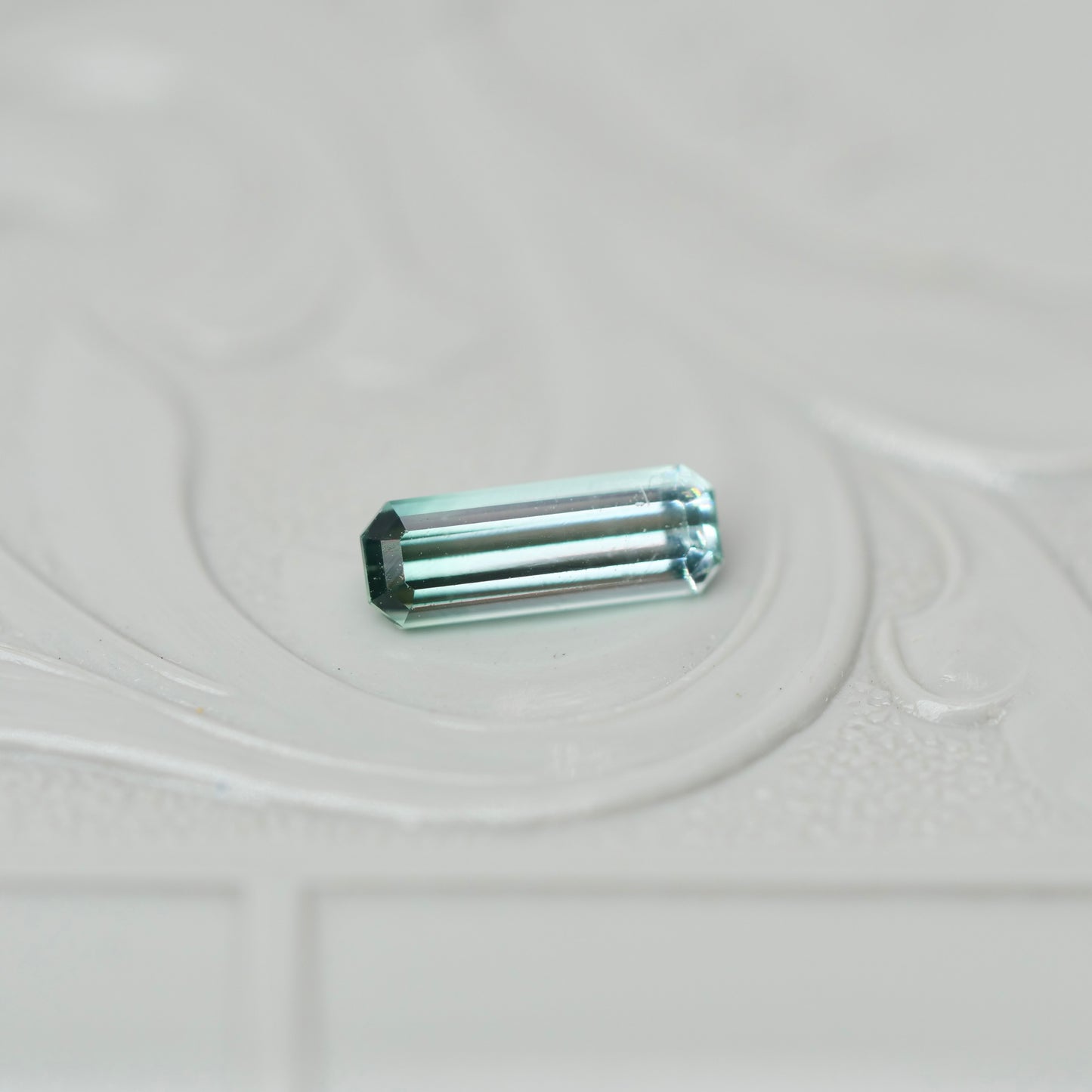 バイカラートルマリン 0.38ct  エメラルドカット 7.3mm×2.6mm×2.1mm【MJ3022】