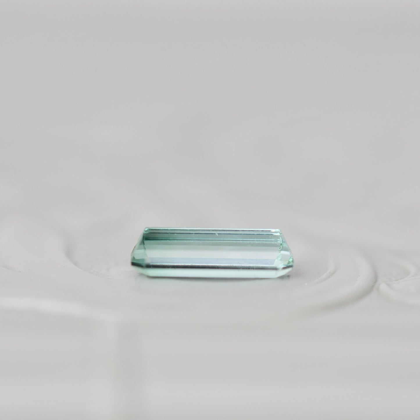 バイカラートルマリン 0.38ct  エメラルドカット 7.3mm×2.6mm×2.1mm【MJ3022】