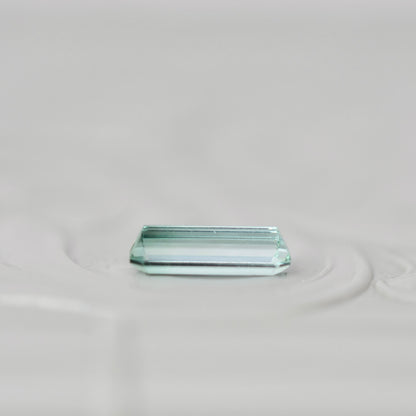 バイカラートルマリン 0.38ct  エメラルドカット 7.3mm×2.6mm×2.1mm【MJ3022】