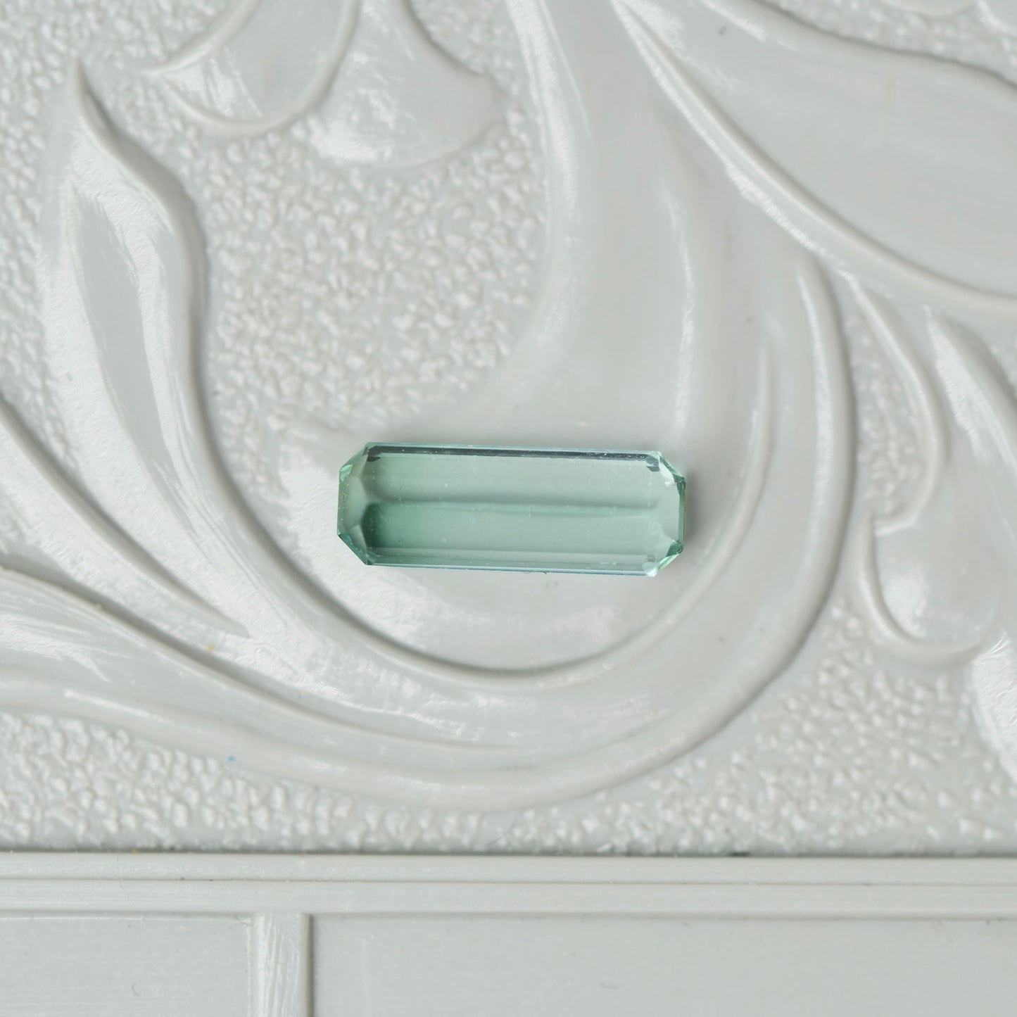 バイカラートルマリン 0.38ct  エメラルドカット 7.3mm×2.6mm×2.1mm【MJ3022】