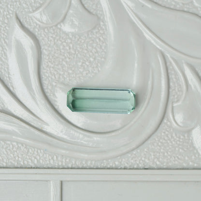 バイカラートルマリン 0.38ct  エメラルドカット 7.3mm×2.6mm×2.1mm【MJ3022】