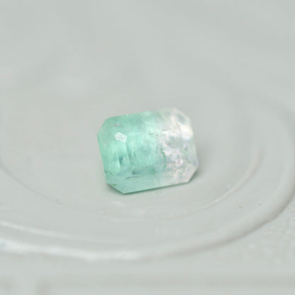 バイカラートルマリン 0.32ct  エメラルドカット 4.3mm×3.4mm×2.8mm【MJ3023】