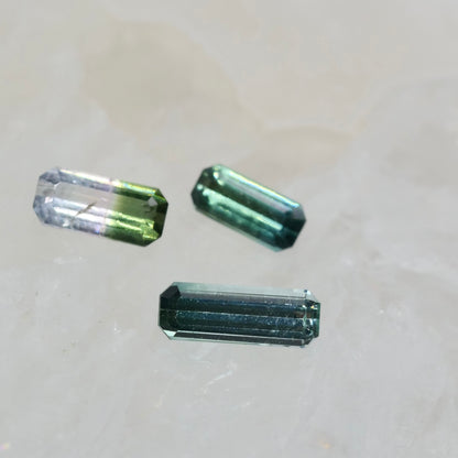 バイカラートルマリン 0.22ct  エメラルドカット 5.4mm×2.4mm×1.8mm【MJ3014】