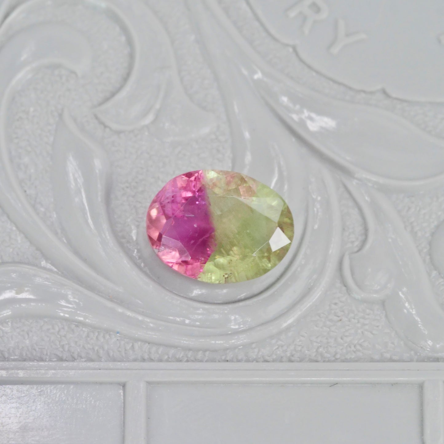 バイカラートルマリン 1.46ct オーバルカット  8.7mm×6.6mm×3.5mm【MJ3025】