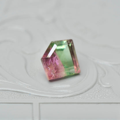 パーティーカラードトルマリン 1.97ct ダイヤカット  9.4mm×8.0mm×5.0mm【MJ3027】