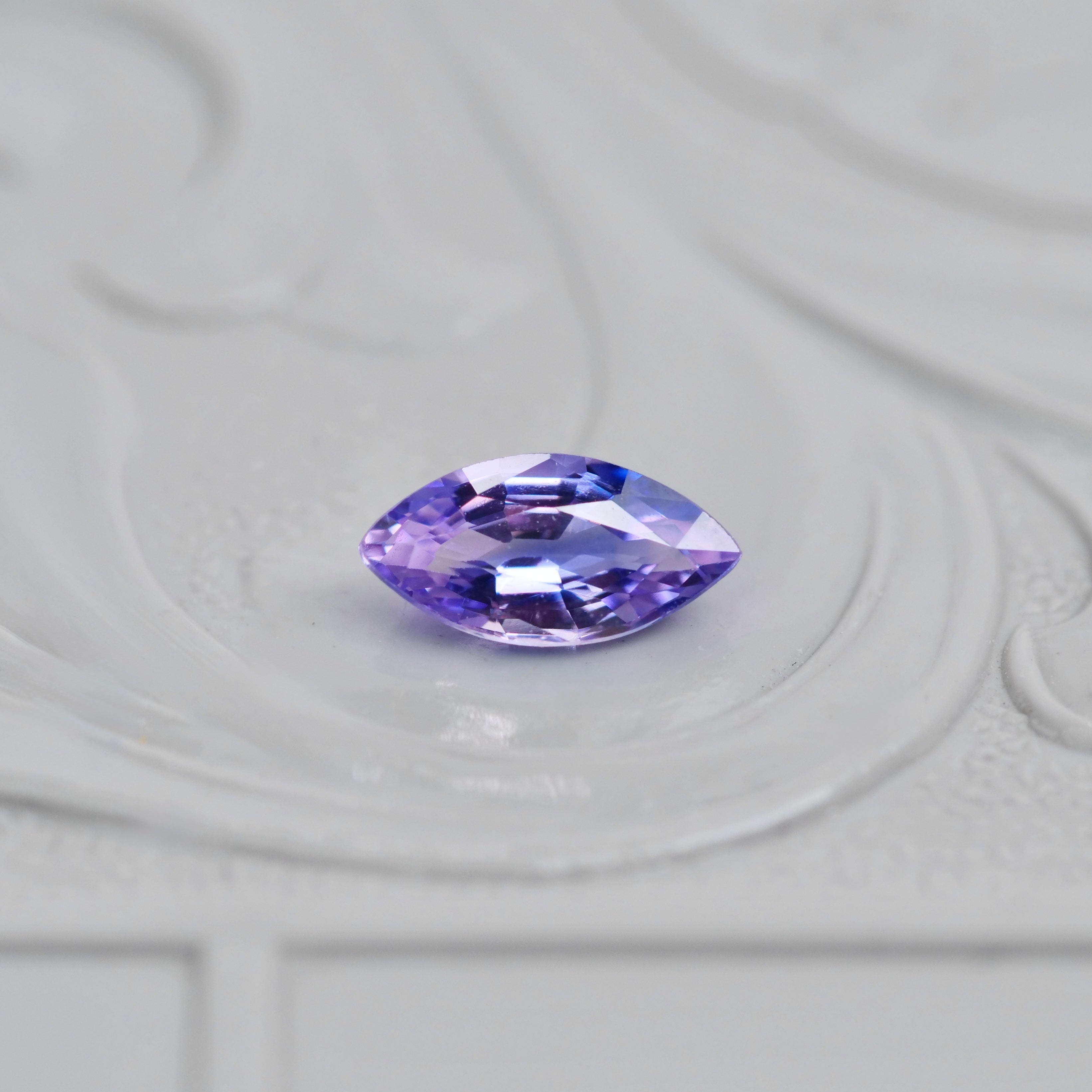 バイカラーサファイア マーキスカット 0.31ct 2.9mm×5.9mm×2.1mm