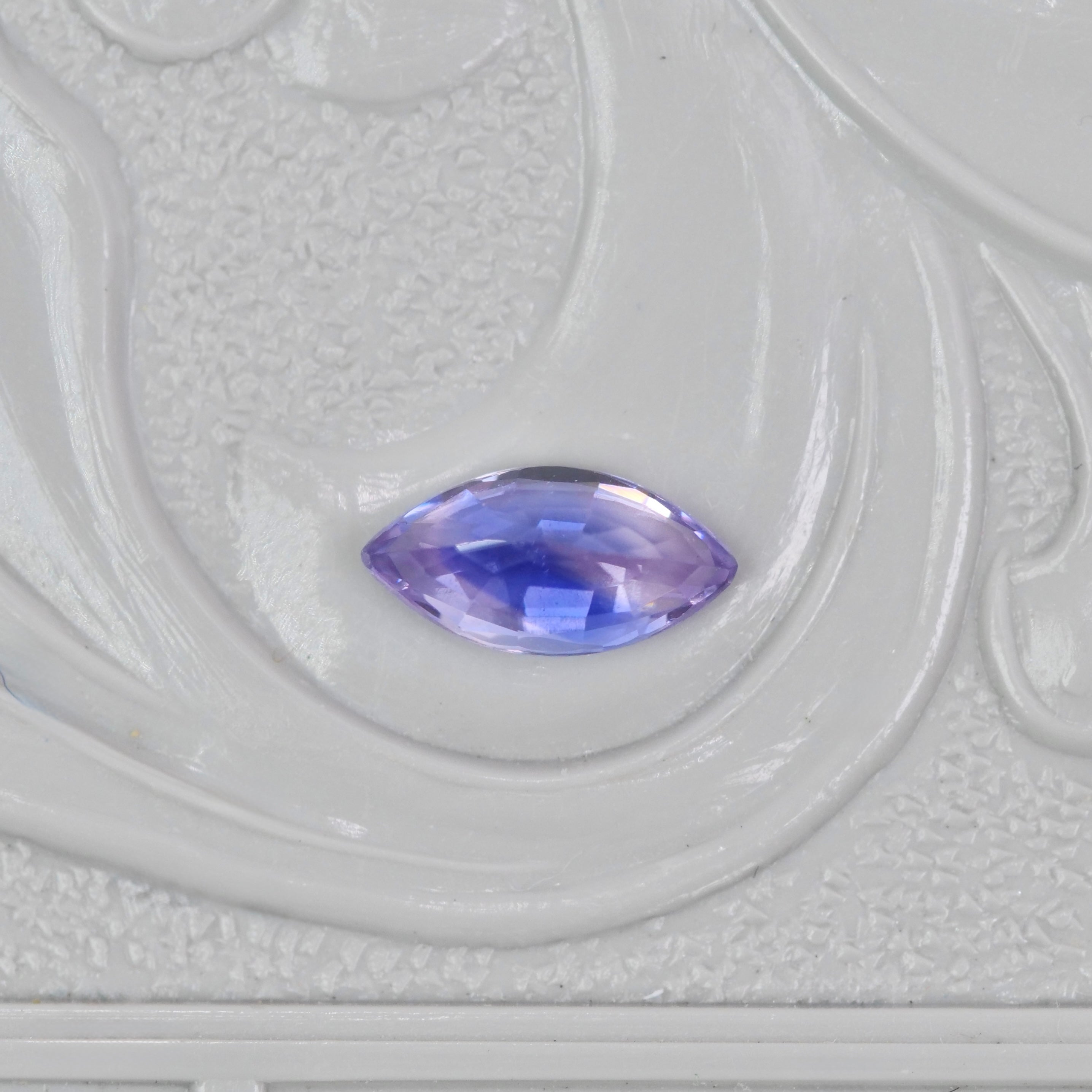 バイカラーサファイア マーキスカット 0.31ct 2.9mm×5.9mm×2.1mm