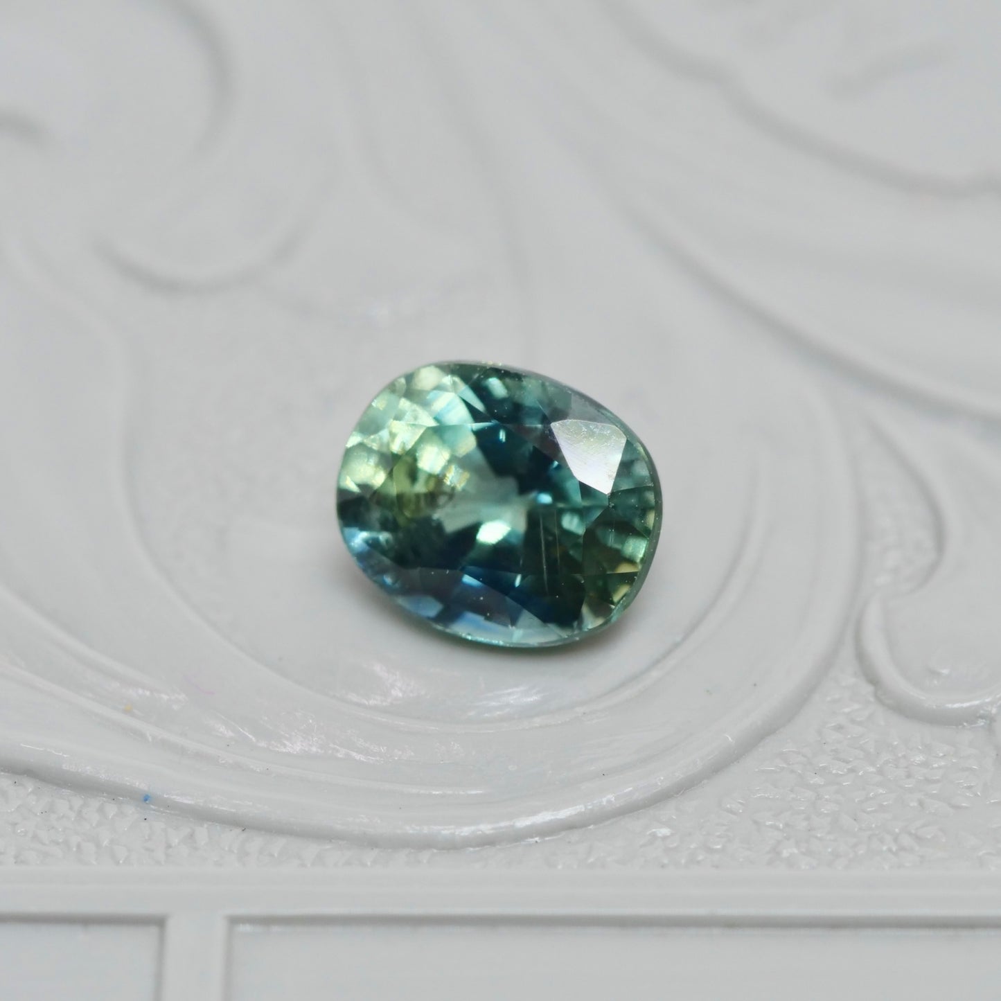 バイカラーサファイア 1.09ct オーバルカット 6.2mm×5.1mm×3.8mm【MJ2977】