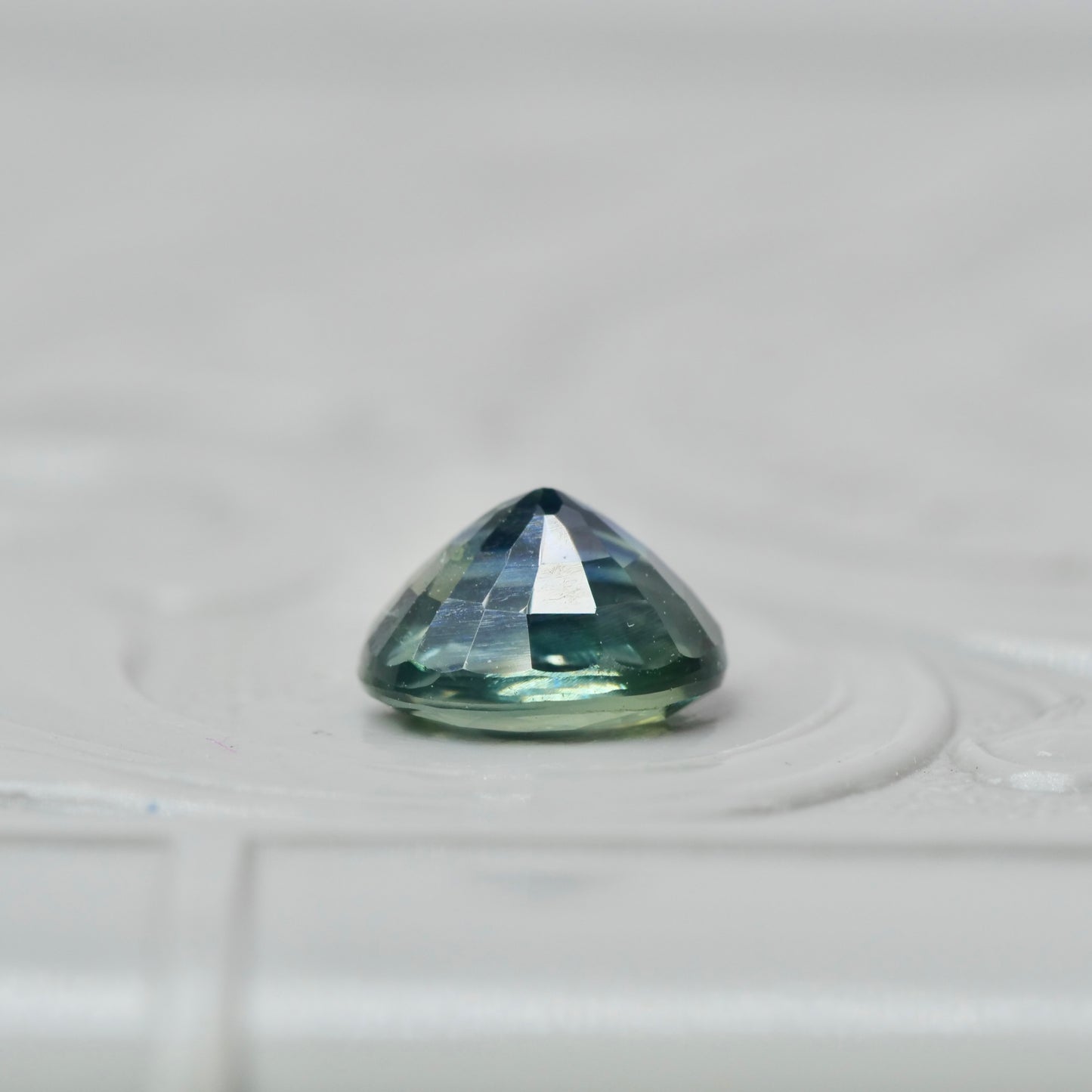 バイカラーサファイア 1.09ct オーバルカット 6.2mm×5.1mm×3.8mm【MJ2977】
