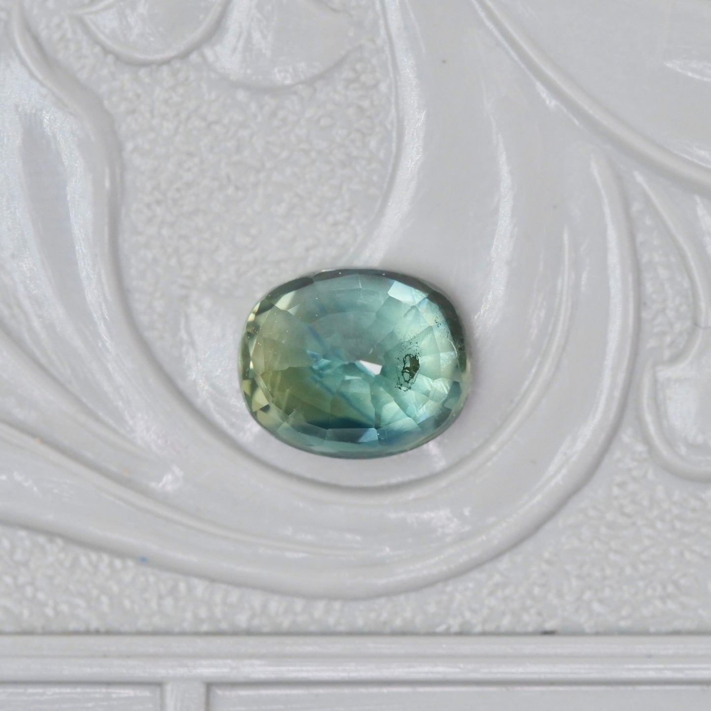 バイカラーサファイア 1.09ct オーバルカット 6.2mm×5.1mm×3.8mm【MJ2977】