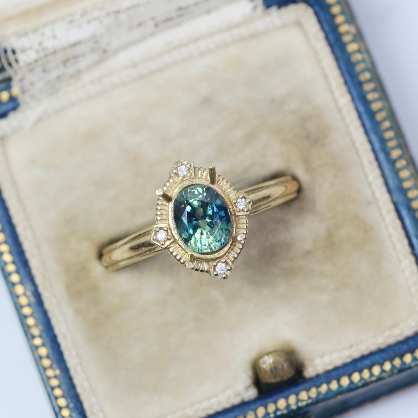 バイカラーサファイア 1.09ct オーバルカット 6.2mm×5.1mm×3.8mm【MJ2977】