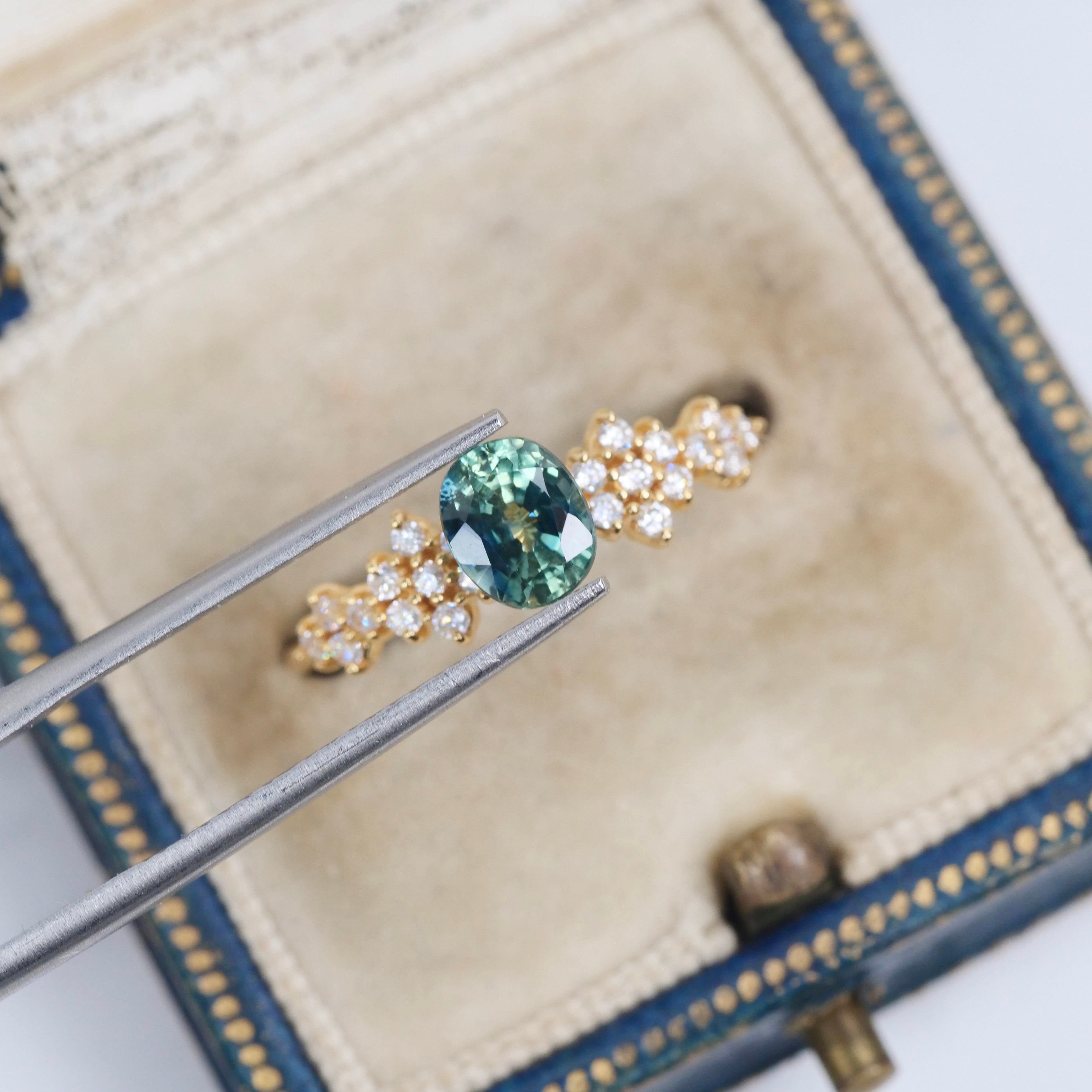 バイカラーサファイア 1.09ct オーバルカット 6.2mm×5.1mm×3.8mm