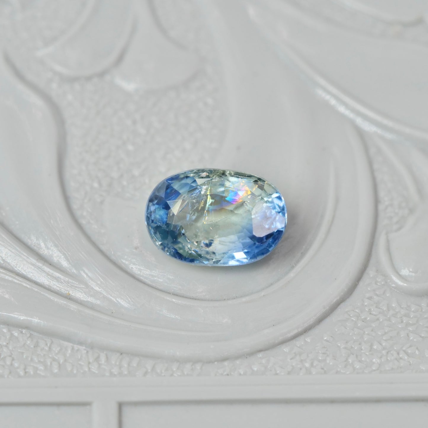 バイカラーサファイア 0.71ct オーバルカット 6.2mm×4.2mm×2.7mm【MJ2978】