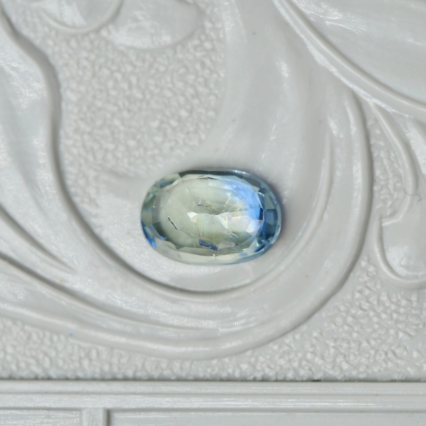 バイカラーサファイア 0.71ct オーバルカット 6.2mm×4.2mm×2.7mm【MJ2978】