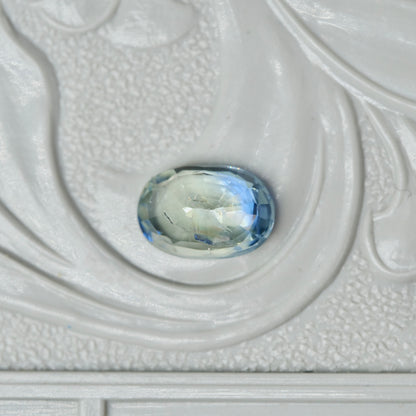 バイカラーサファイア 0.71ct オーバルカット 6.2mm×4.2mm×2.7mm【MJ2978】