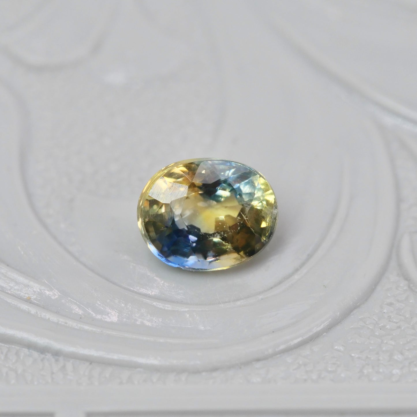 バイカラーサファイア 0.66ct オーバルカット 5.1mm×4.1mm×3.2mm【MJ2979】