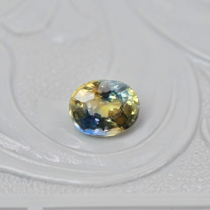 バイカラーサファイア 0.66ct オーバルカット 5.1mm×4.1mm×3.2mm【MJ2979】