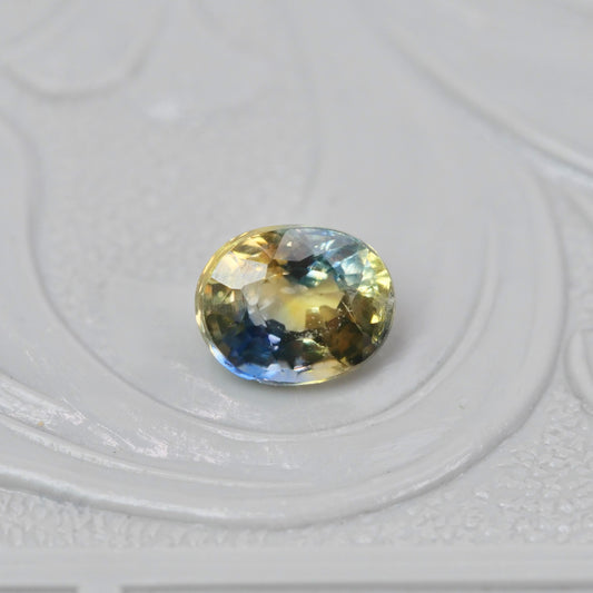 バイカラーサファイア 0.66ct オーバルカット 5.1mm×4.1mm×3.2mm【MJ2979】