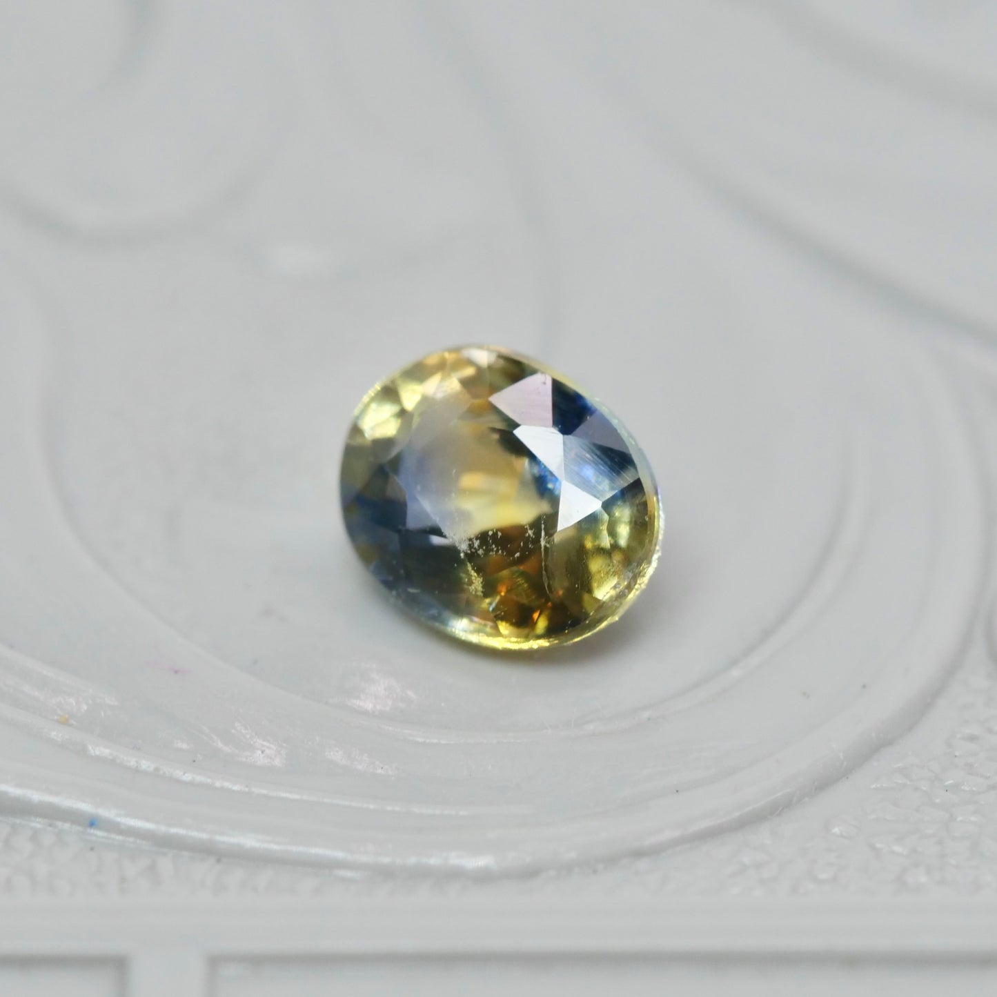 バイカラーサファイア 0.66ct オーバルカット 5.1mm×4.1mm×3.2mm【MJ2979】