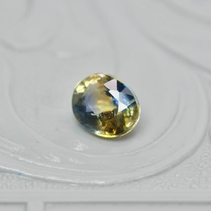 バイカラーサファイア 0.66ct オーバルカット 5.1mm×4.1mm×3.2mm【MJ2979】
