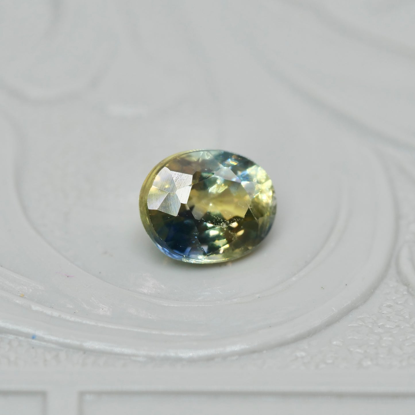 バイカラーサファイア 0.66ct オーバルカット 5.1mm×4.1mm×3.2mm【MJ2979】