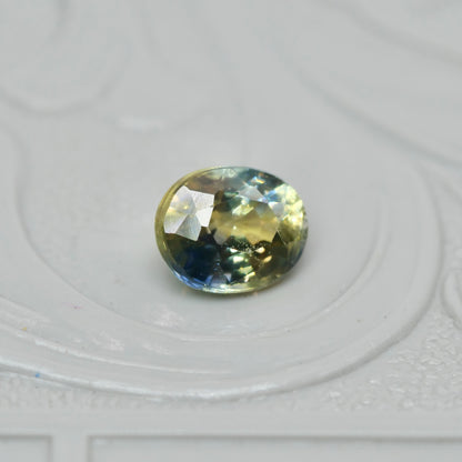 バイカラーサファイア 0.66ct オーバルカット 5.1mm×4.1mm×3.2mm【MJ2979】