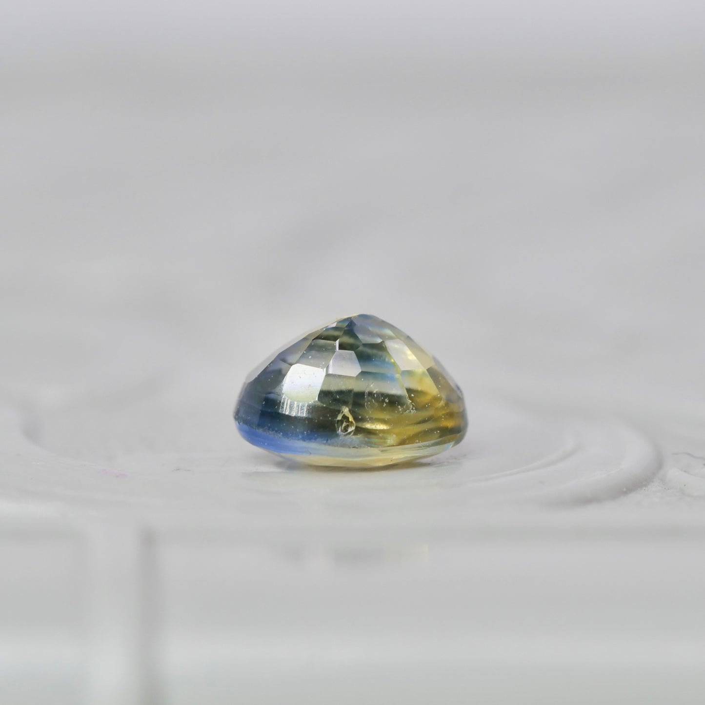 バイカラーサファイア 0.66ct オーバルカット 5.1mm×4.1mm×3.2mm【MJ2979】