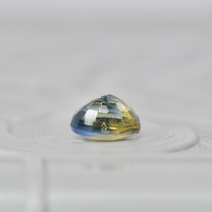 バイカラーサファイア 0.66ct オーバルカット 5.1mm×4.1mm×3.2mm【MJ2979】