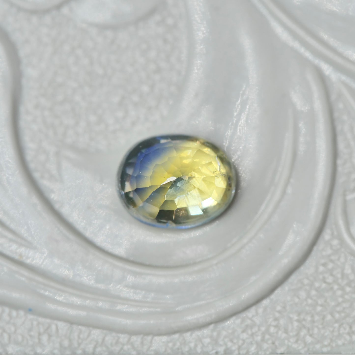 バイカラーサファイア 0.66ct オーバルカット 5.1mm×4.1mm×3.2mm【MJ2979】