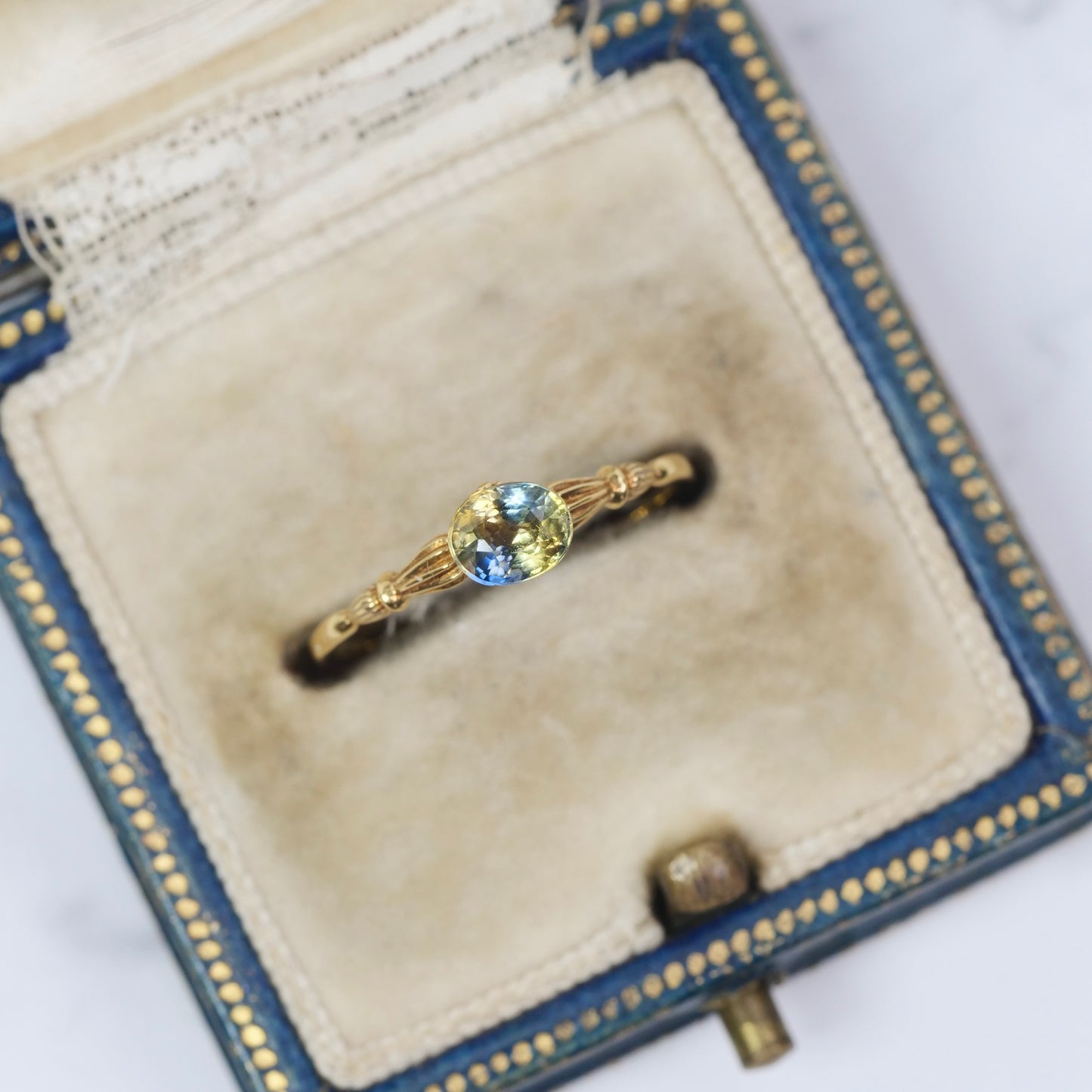 バイカラーサファイア 0.66ct オーバルカット 5.1mm×4.1mm×3.2mm【MJ2979】