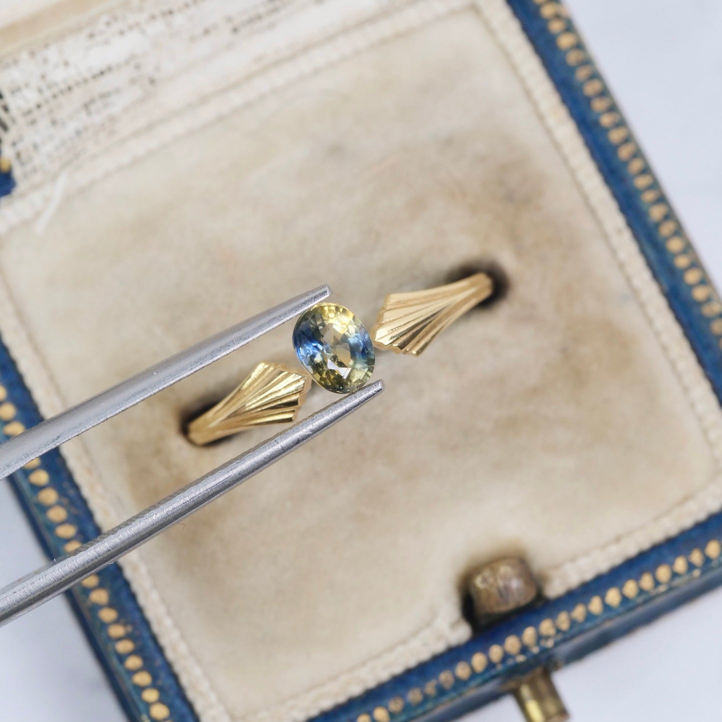 バイカラーサファイア 0.66ct オーバルカット 5.1mm×4.1mm×3.2mm【MJ2979】