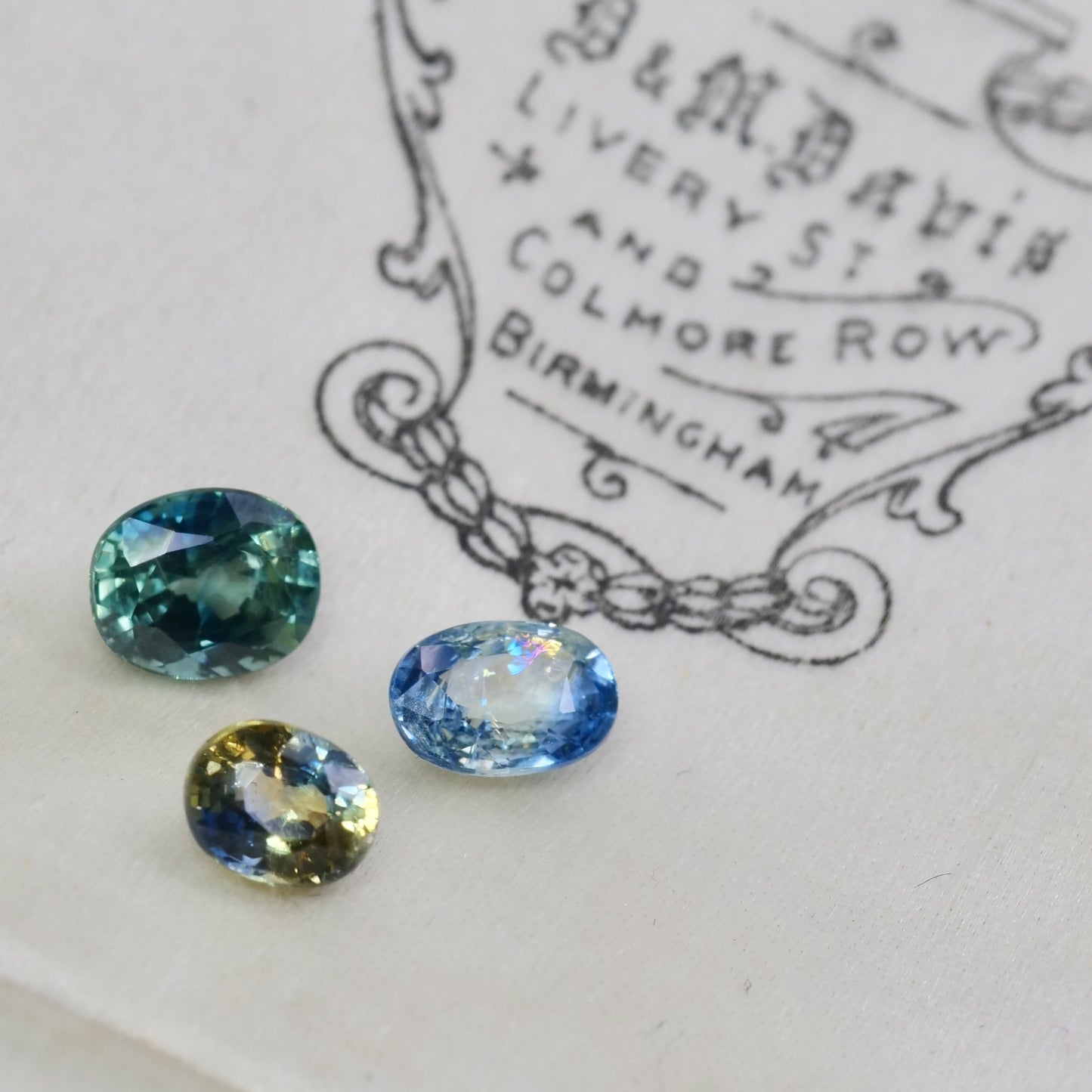 バイカラーサファイア 1.09ct オーバルカット 6.2mm×5.1mm×3.8mm【MJ2977】