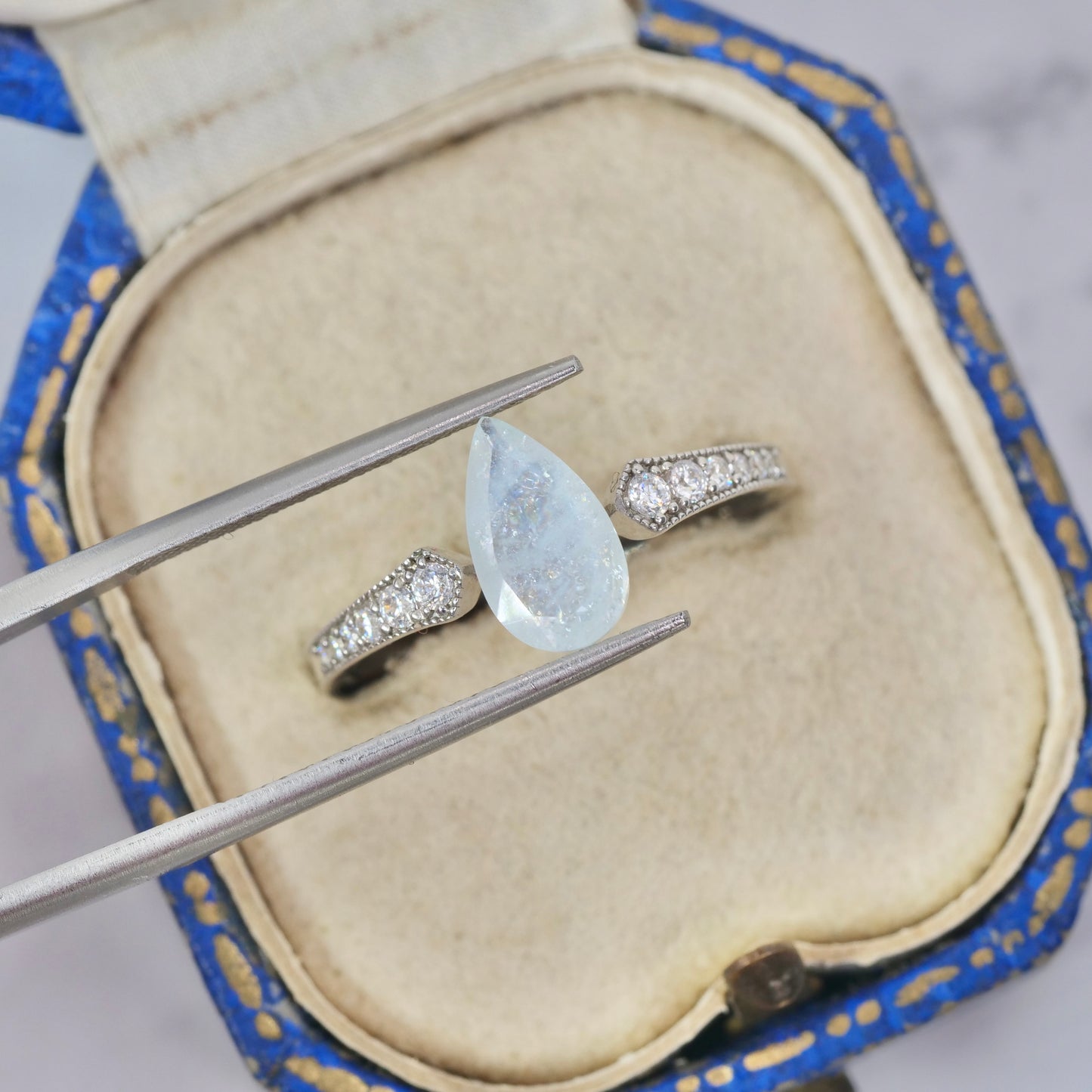 レインボーアクアマリン 0.97ct ペアシェイプカット 9.7mm×5.6mm×3.4mm【MJ2905】