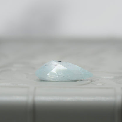 レインボーアクアマリン 1.71ct ペアシェイプカット 12.2mm×6.5mm×4.0mm【MJ2906】